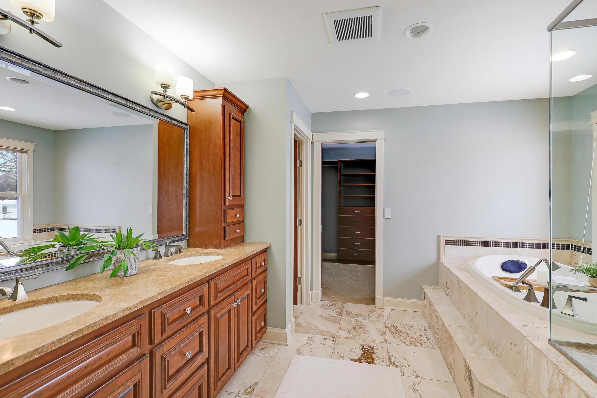 280 Ridgeview Drive E