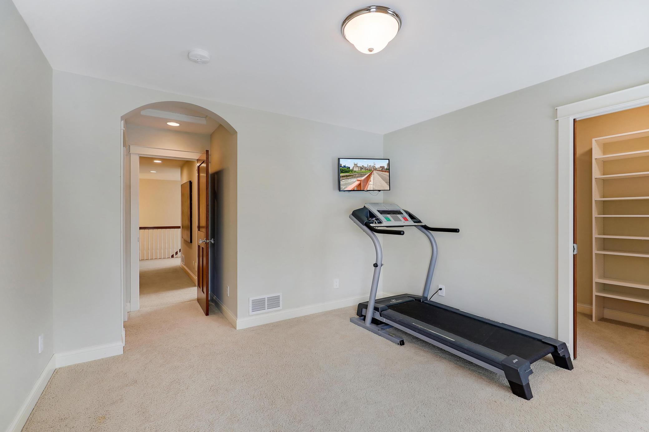 280 Ridgeview Drive E