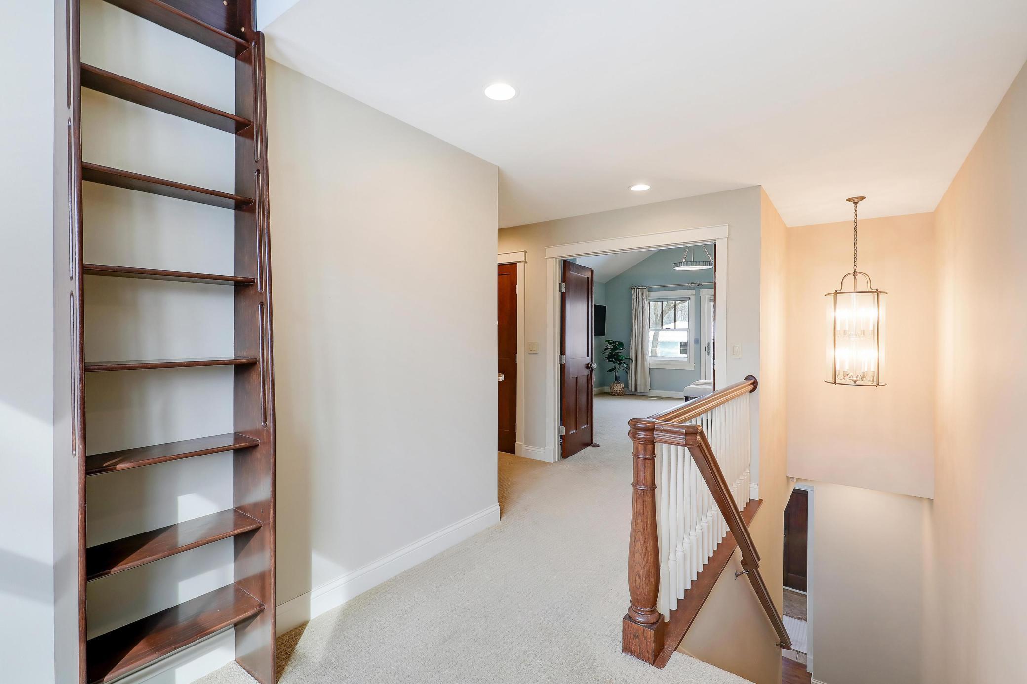 280 Ridgeview Drive E