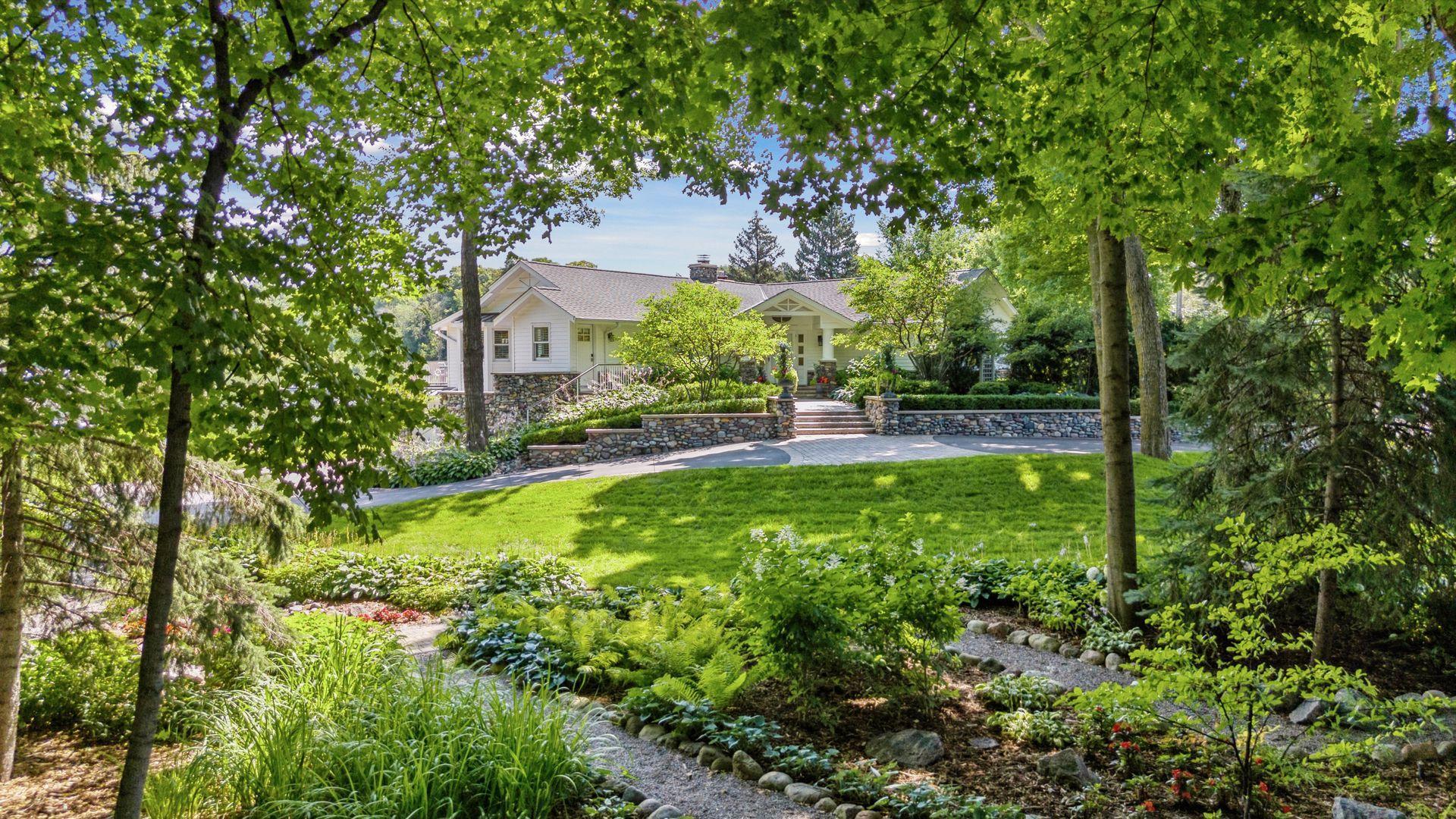 513 Ferndale Road W