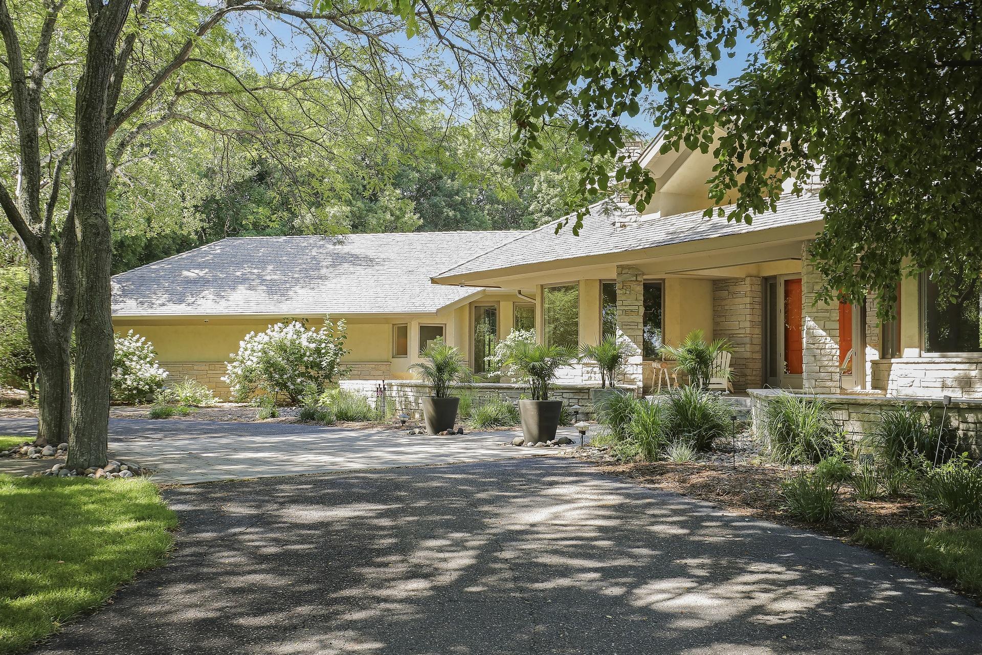 525 Navajo Road W