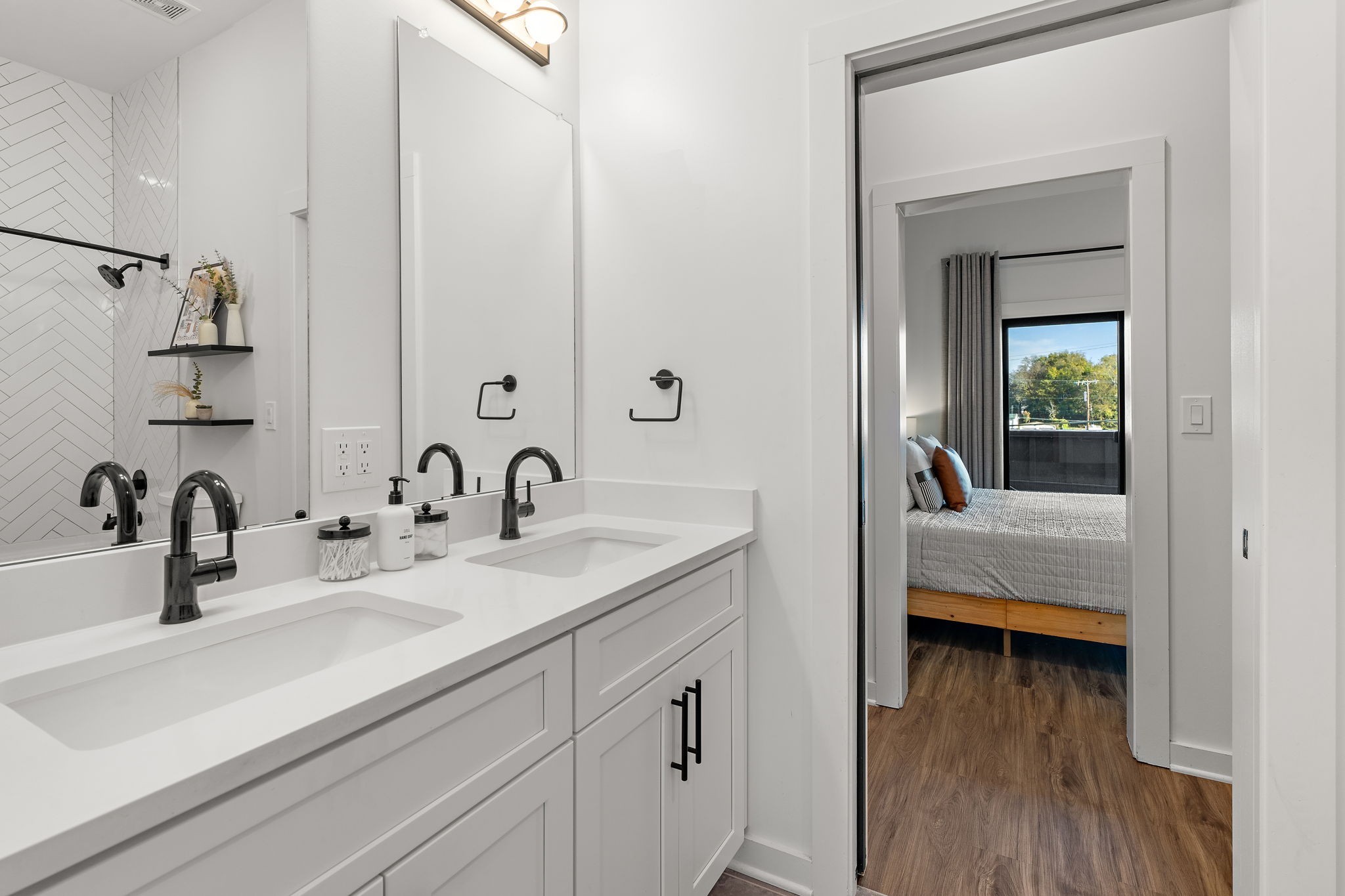 738 Douglas Ave Unit: 5