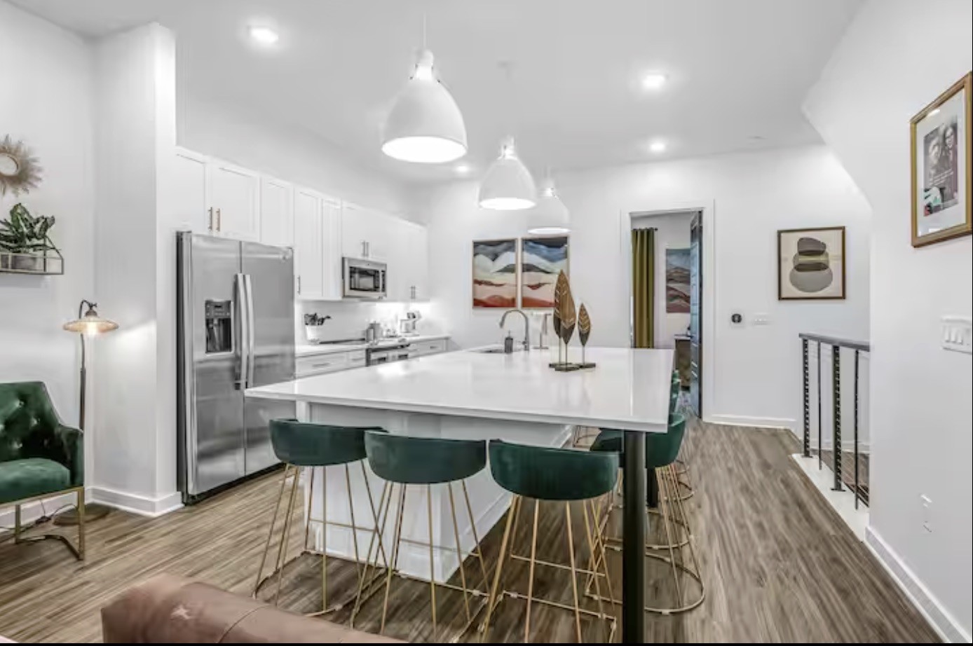 738 Douglas Ave Unit: 8