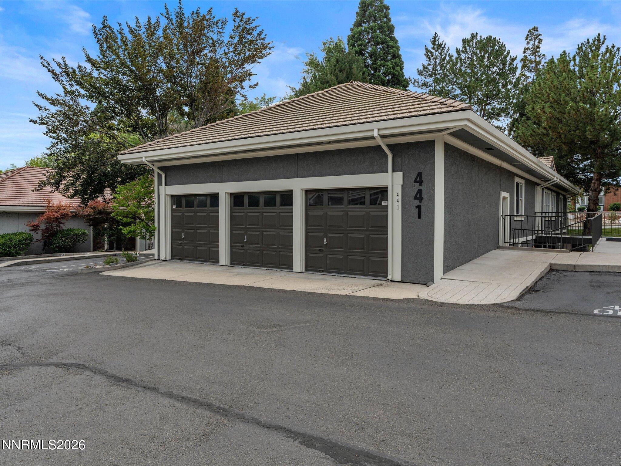 441 W Plumb Lane