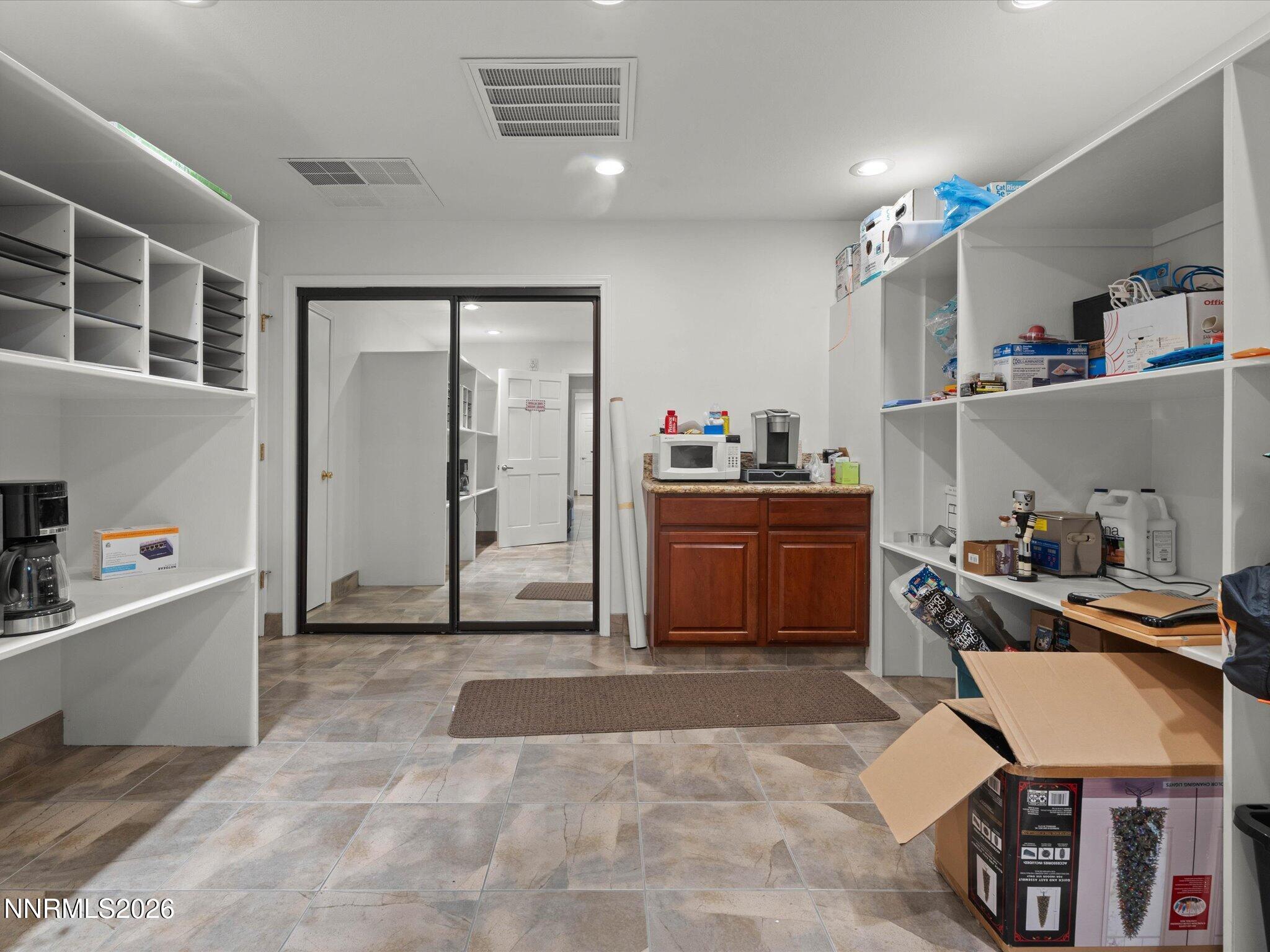 441 W Plumb Lane