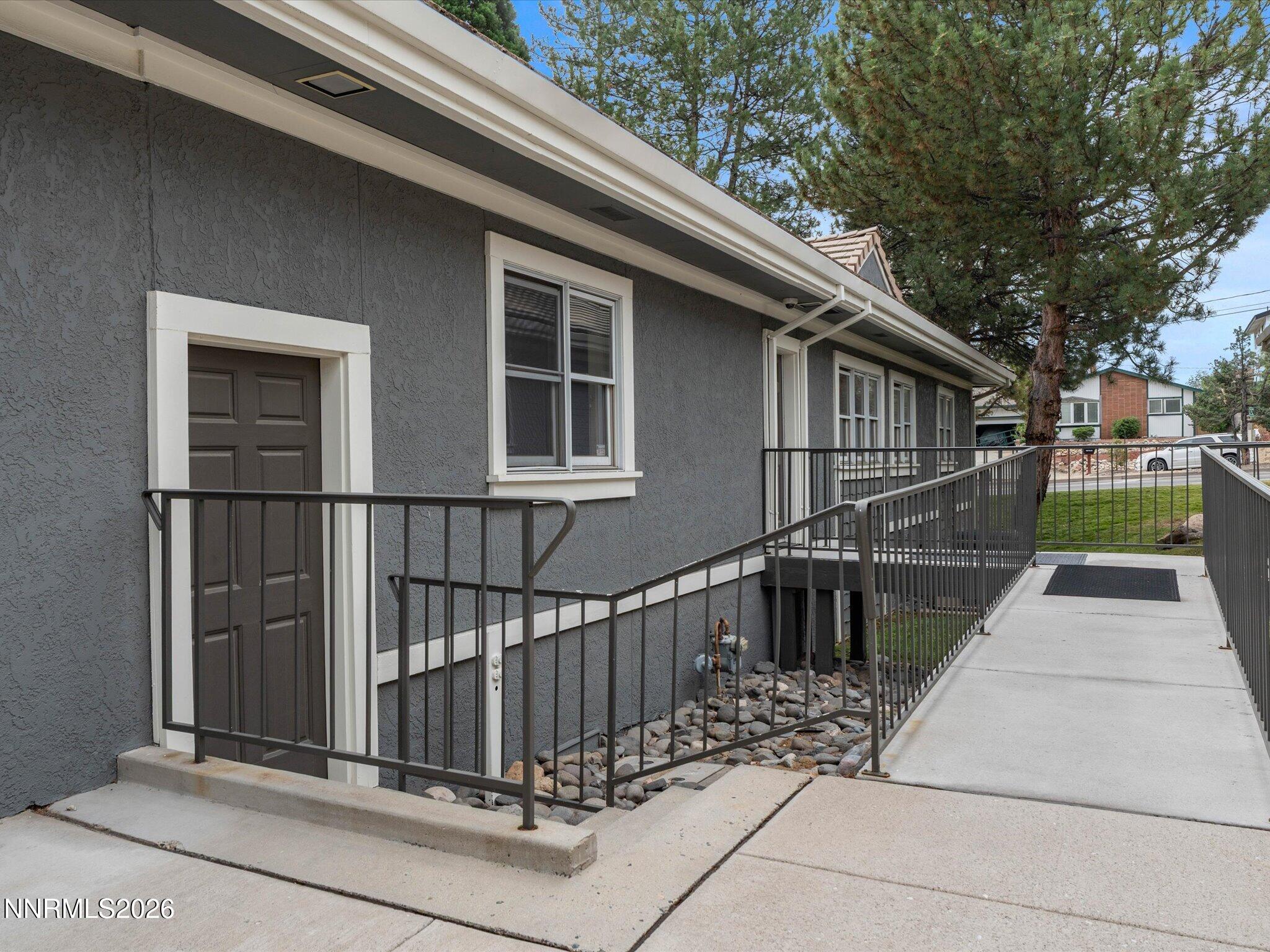 441 W Plumb Lane