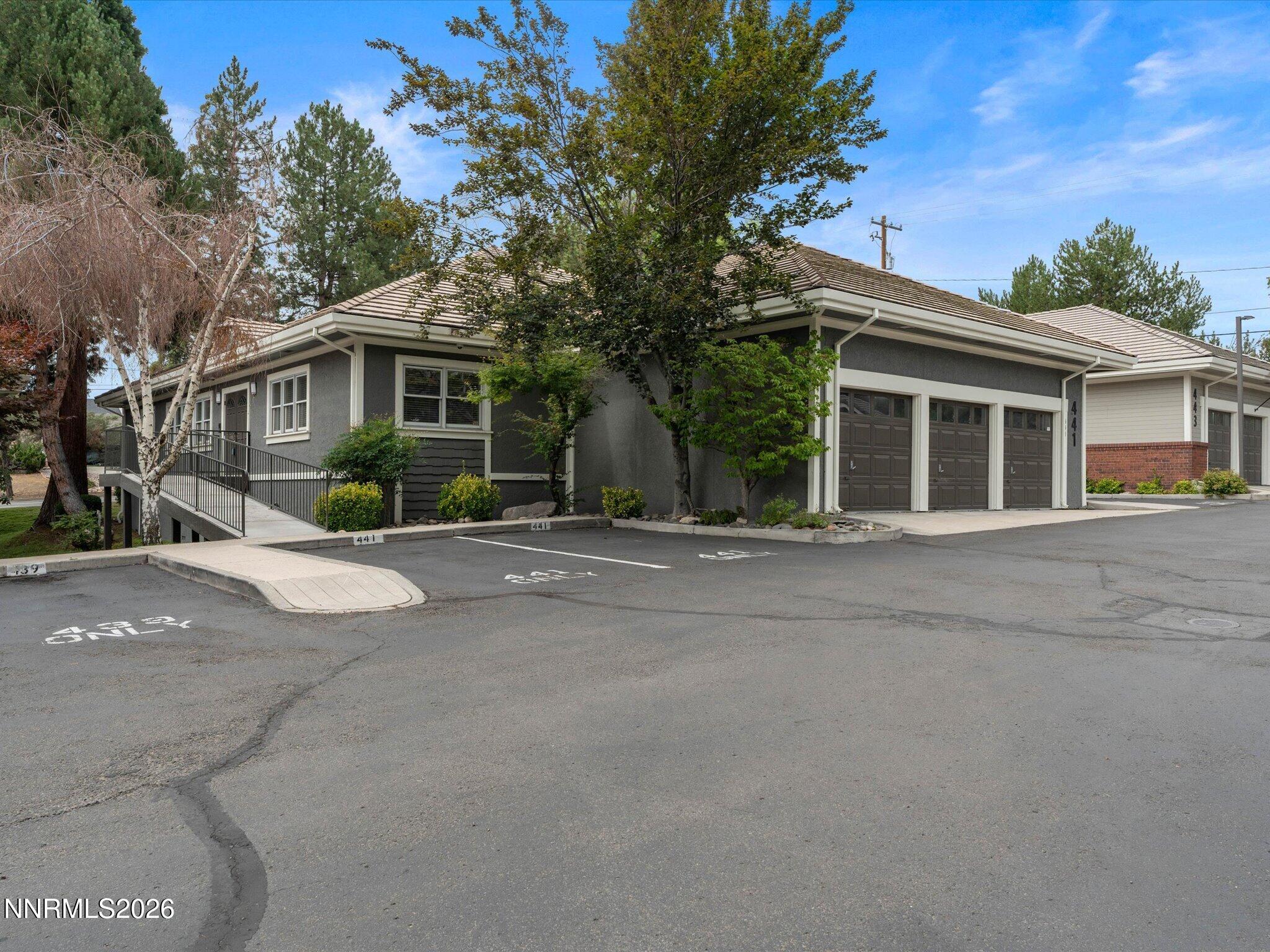 441 W Plumb Lane
