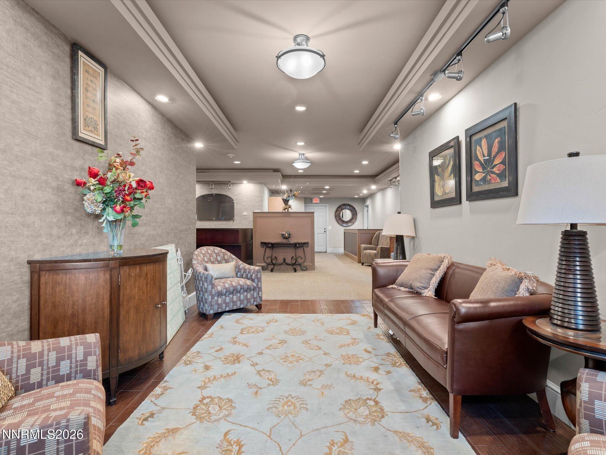 441 W Plumb Lane