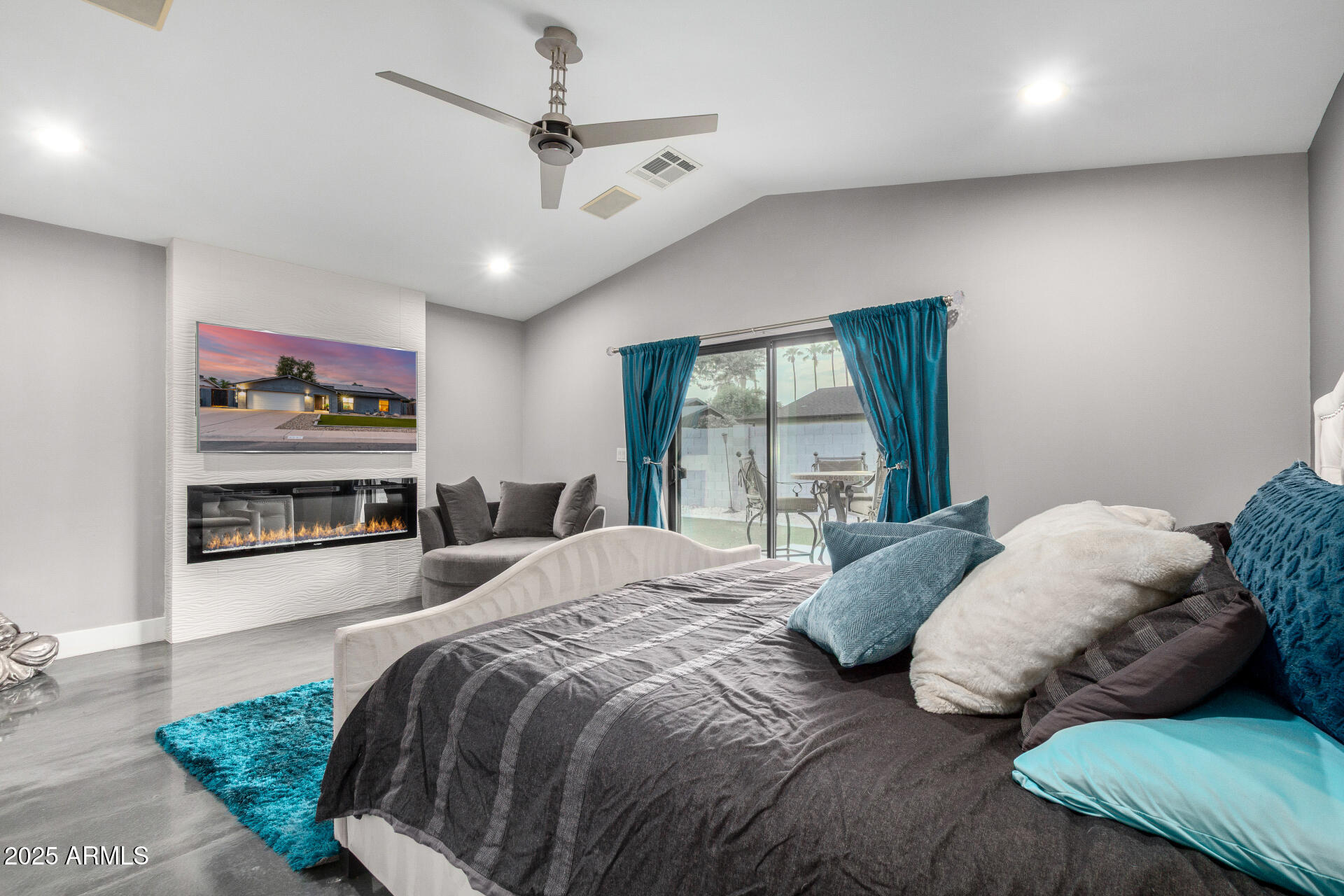 5920 E GELDING Drive