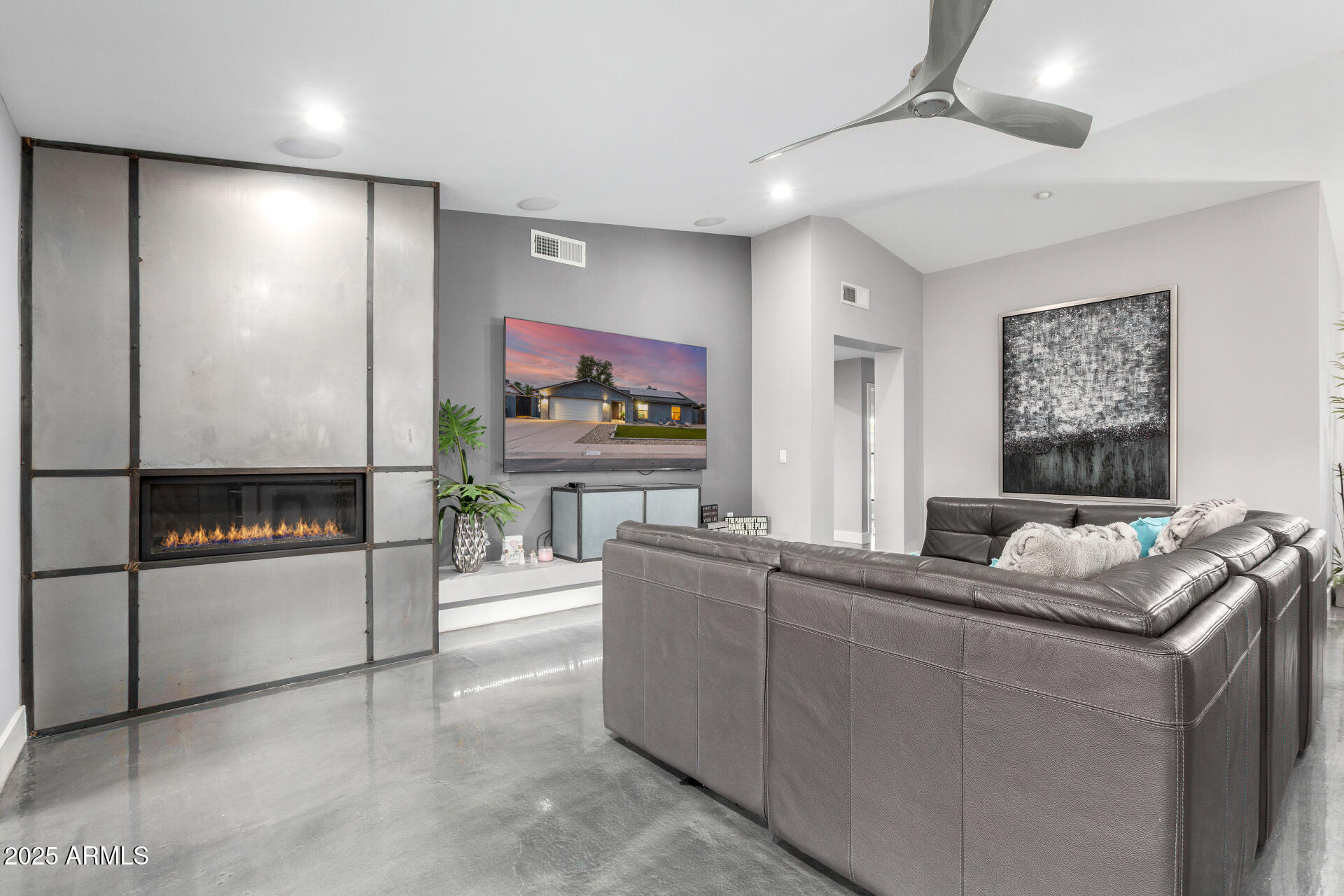 5920 E GELDING Drive