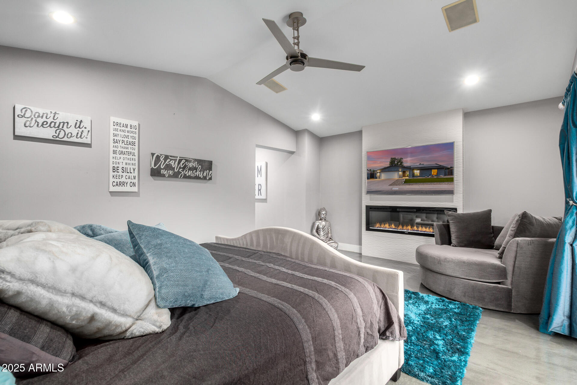 5920 E GELDING Drive