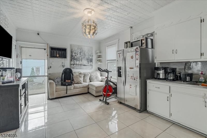 102 E 22Nd St
