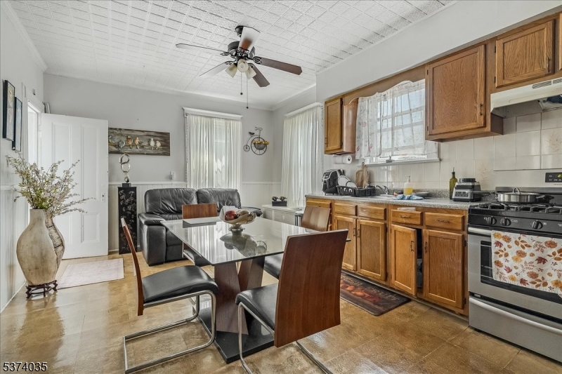 102 E 22Nd St