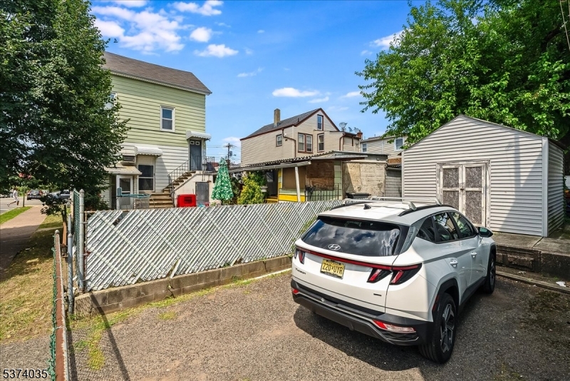 102 E 22Nd St