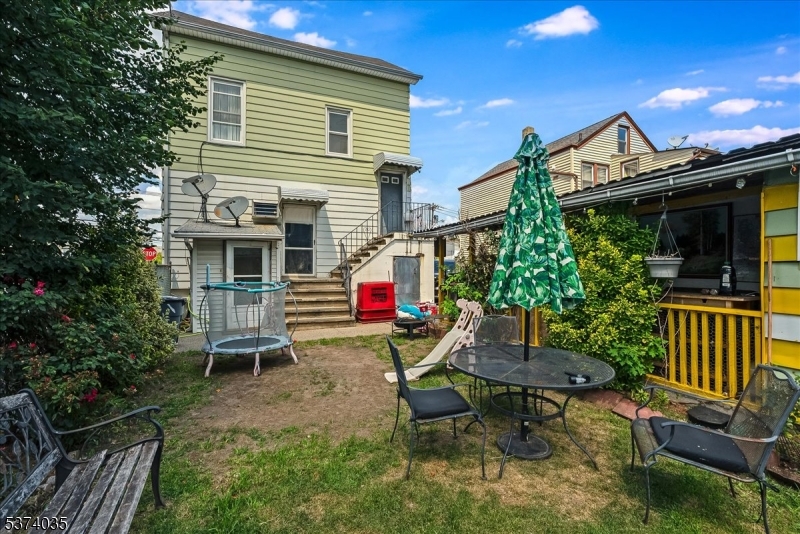 102 E 22Nd St