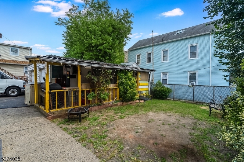 102 E 22Nd St