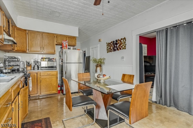 102 E 22Nd St