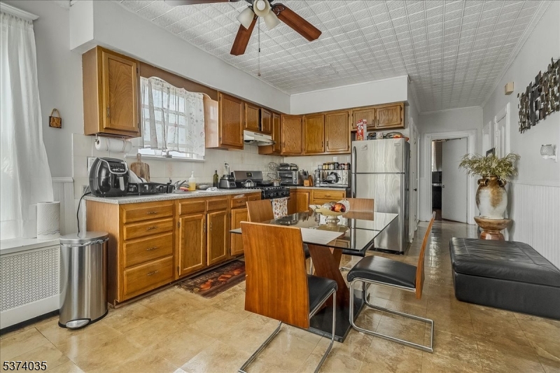 102 E 22Nd St