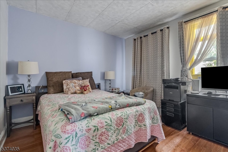 102 E 22Nd St