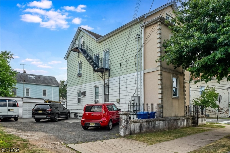 102 E 22Nd St