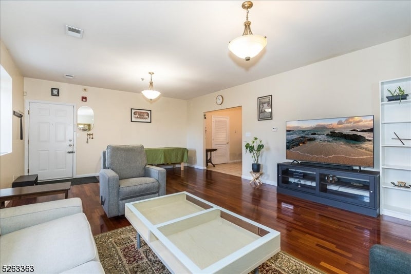 33-37 New York Ave 2A