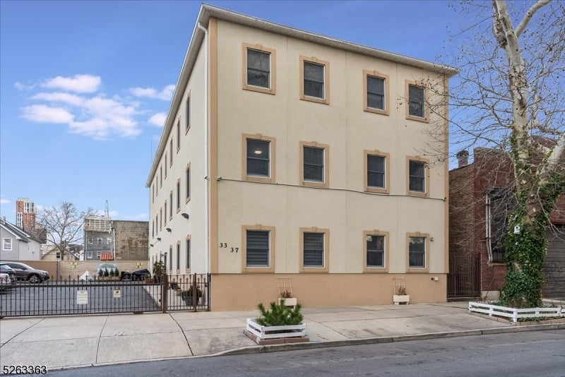 33-37 New York Ave 2A