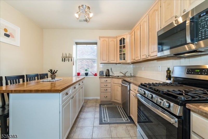 33-37 New York Ave 2A