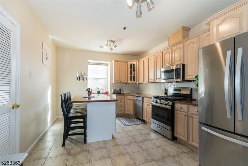 33-37 New York Ave 2A