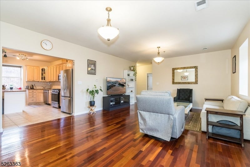 33-37 New York Ave 2A