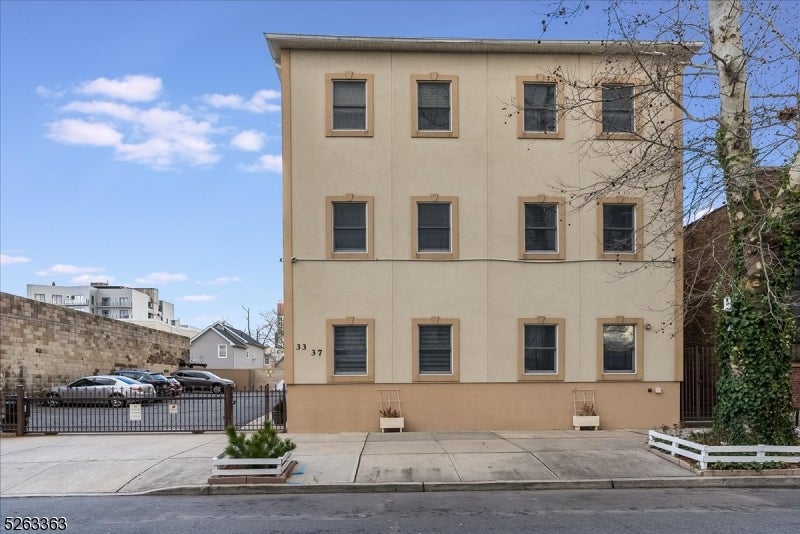 33-37 New York Ave 2A