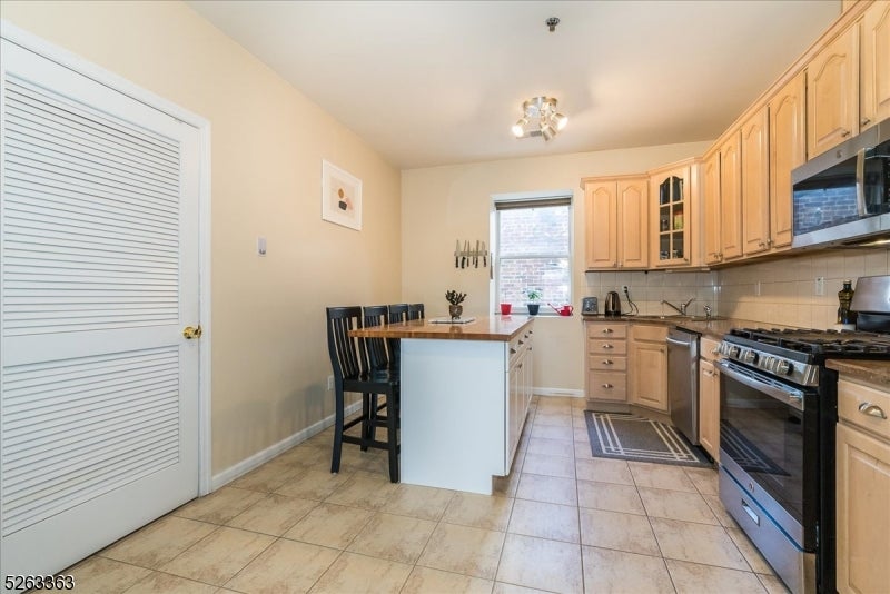 33-37 New York Ave 2A