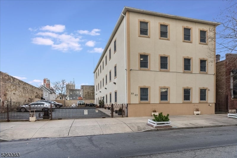 33-37 New York Ave 2A