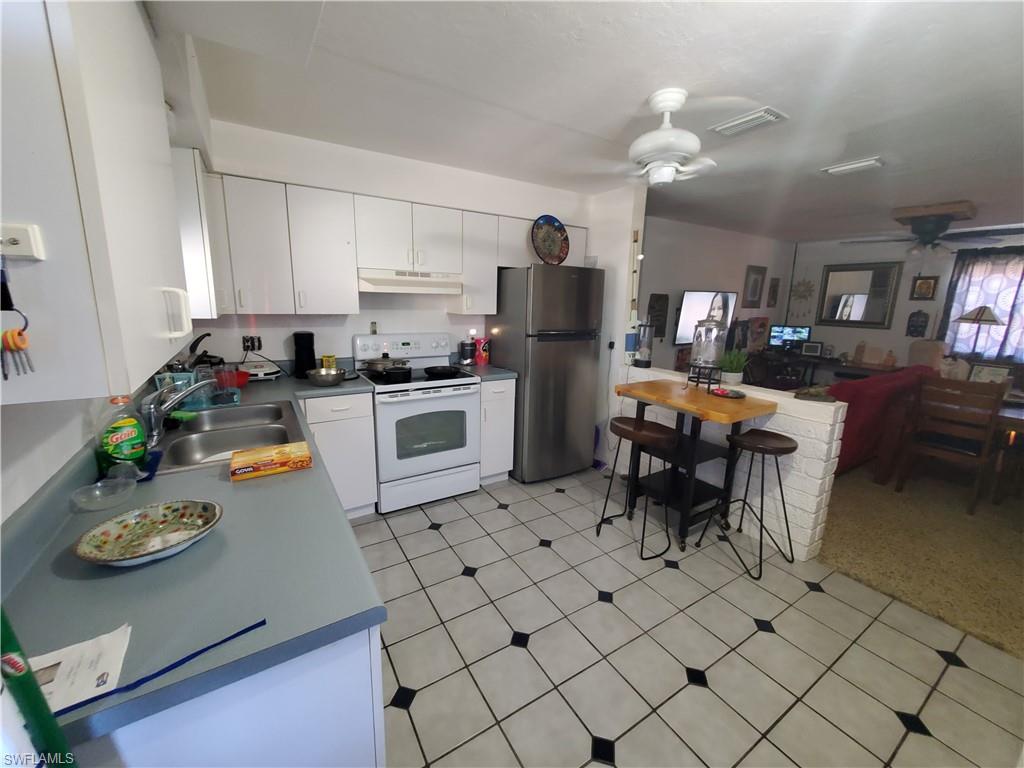 1032 Ballard PL