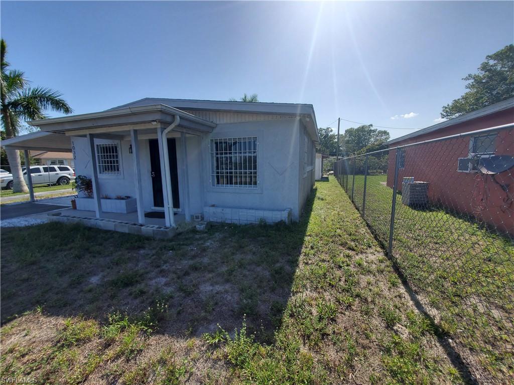 1032 Ballard PL