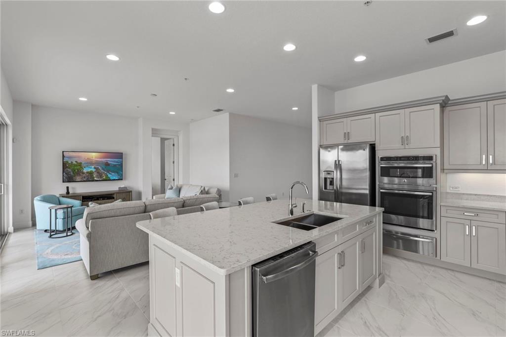 8046 Signature Club CIR Unit: 201