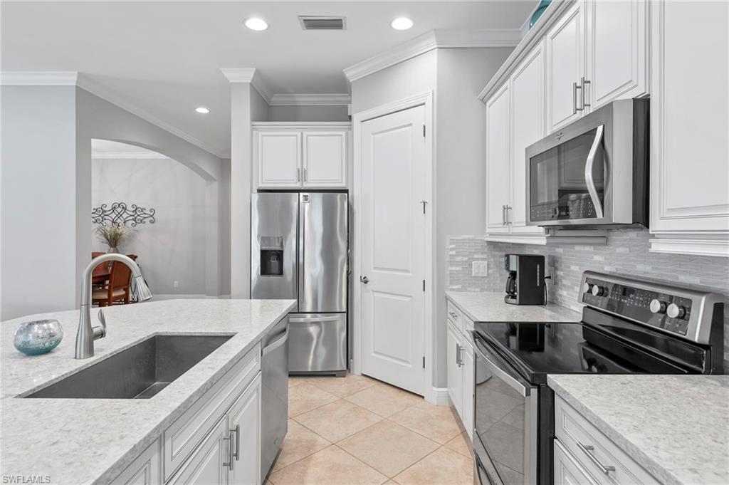 4411 Raffia Palm CIR