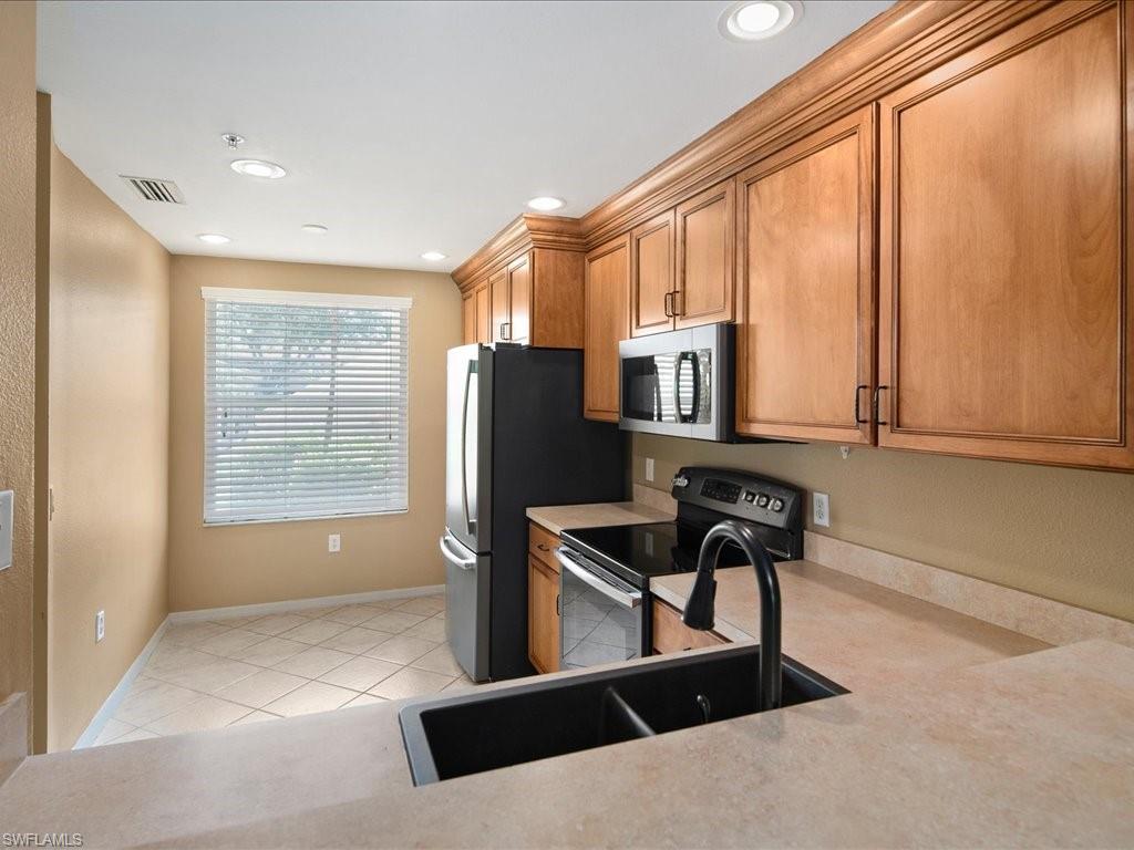 6645 Huntington Lakes CIR Unit: 104