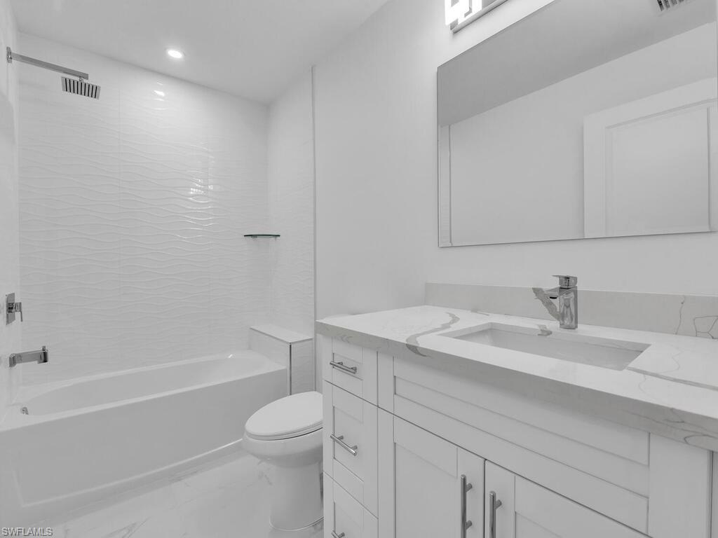 4933/4935 Leonard BLVD S