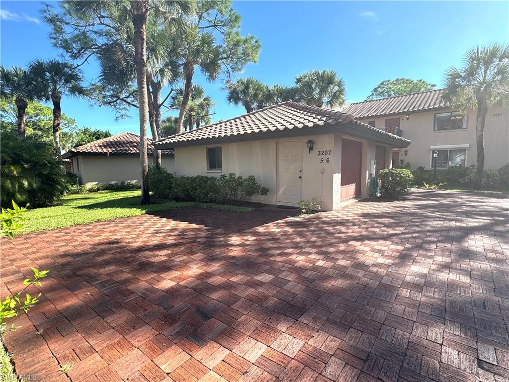 3207 Horse Carriage WAY # 406