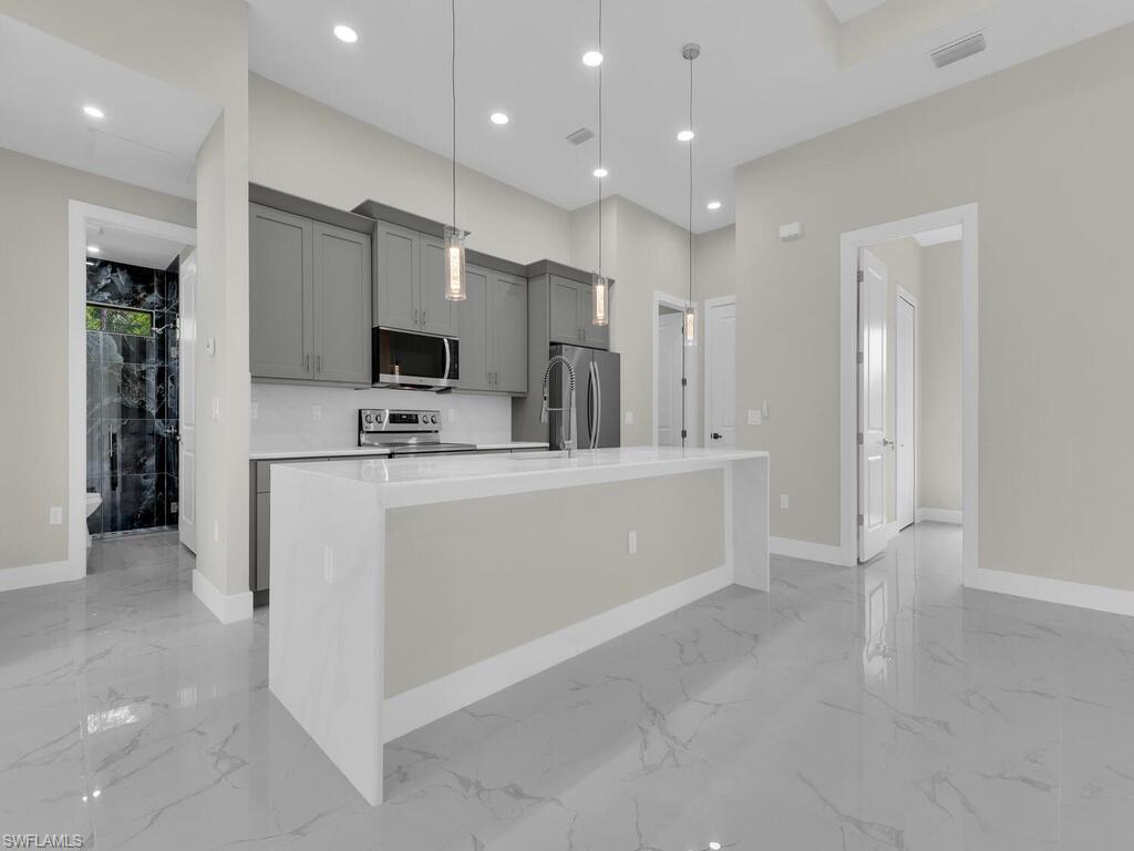 410 Plumosa AVE