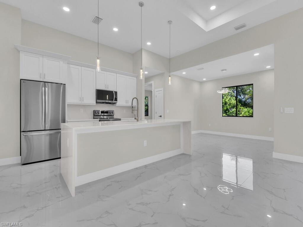 410 Plumosa AVE