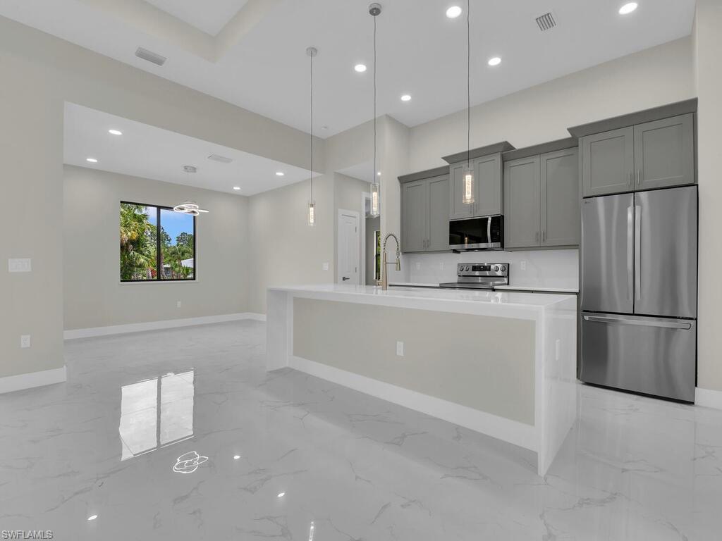 410 Plumosa AVE