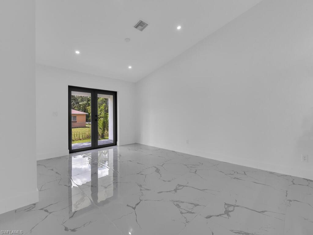 4921/4923 Leonard BLVD S