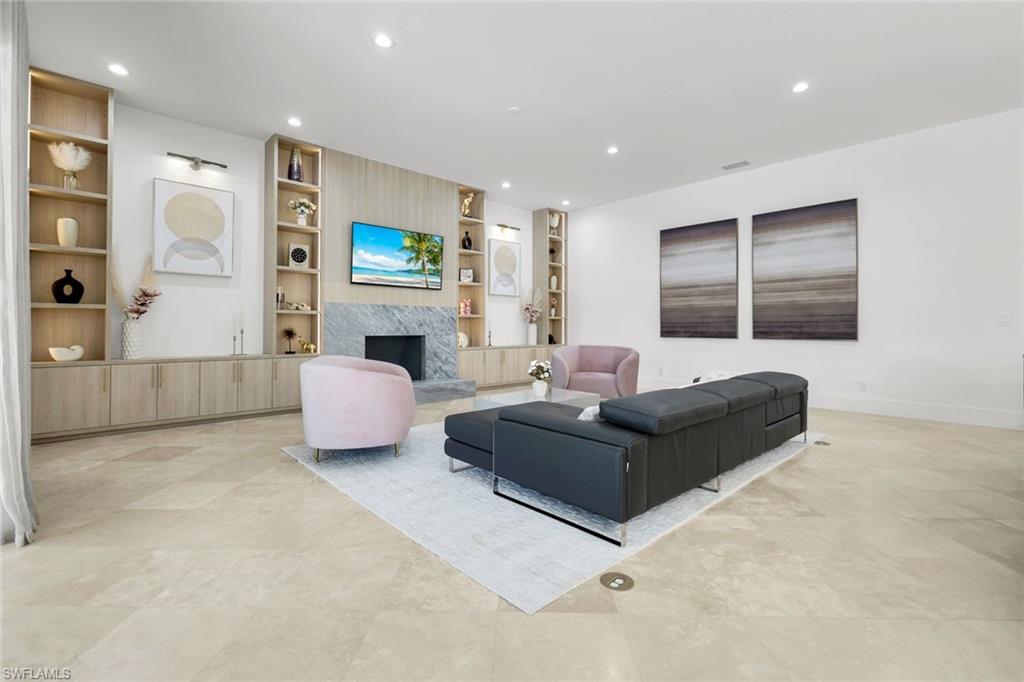 13087 Pond Apple DR E, NAPLES