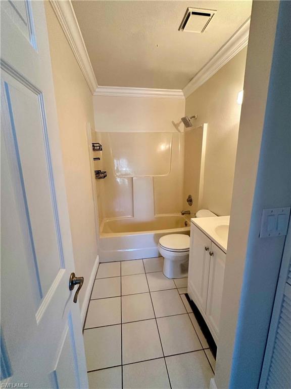 5283 TREETOPS DR # 103, NAPLES Unit: V-103