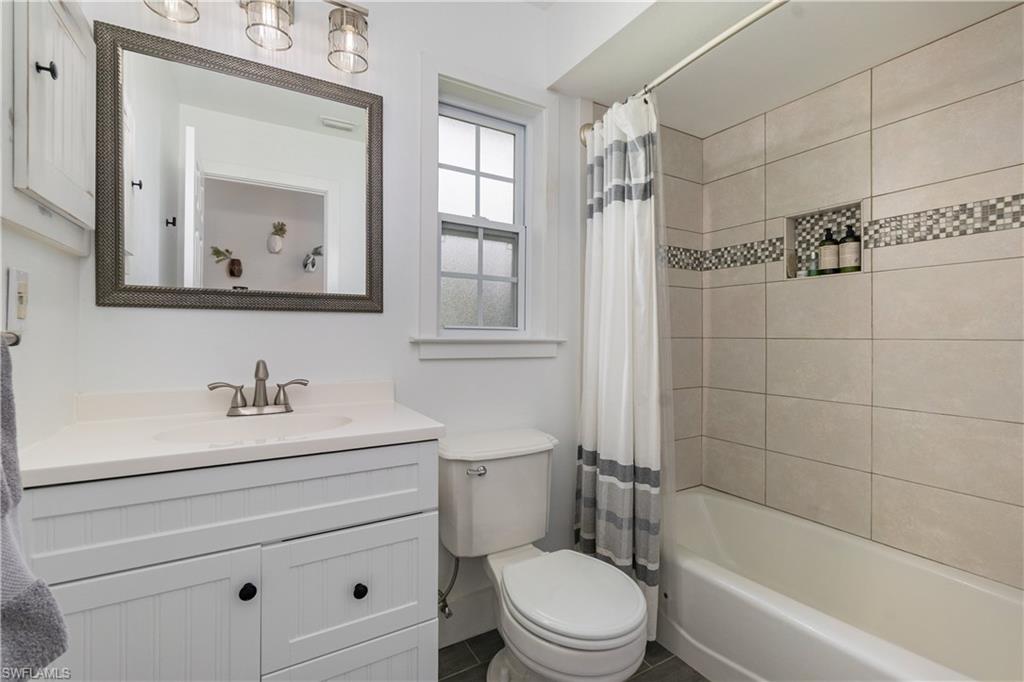 1320 Lake Shore DR, NAPLES