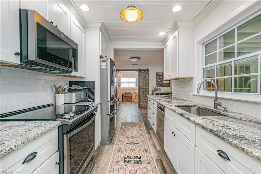 1320 Lake Shore DR, NAPLES