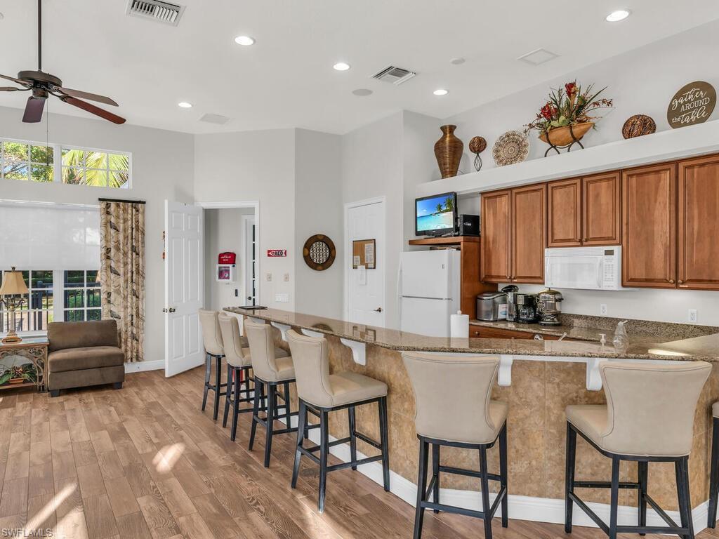 7873 Hawthorne DR # 202, NAPLES Unit: 202