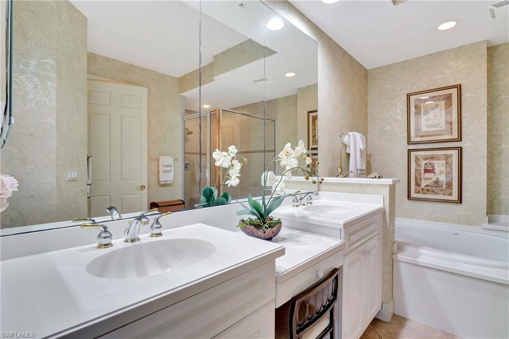 720 Waterford DR # 302, NAPLES Unit: 302