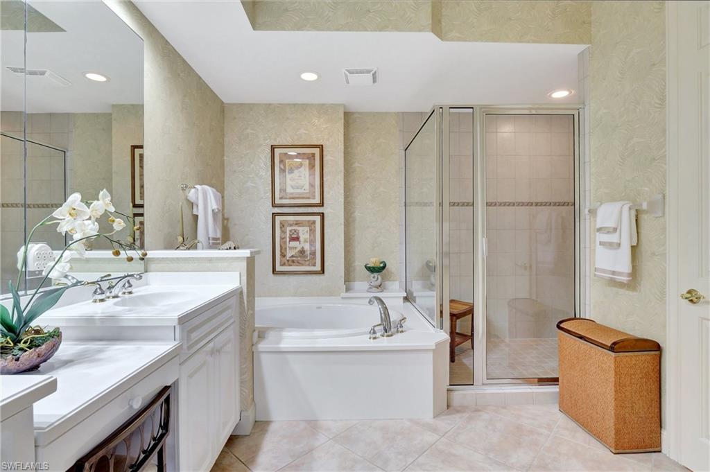 720 Waterford DR # 302, NAPLES Unit: 302